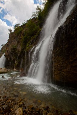 Dünyanın en yüksek ikinci şelalesi olarak bilinen Kapuzba Şelalesi son zamanlarda güzelliği ile araştırılan yerlerden biri olmaya devam ediyor..