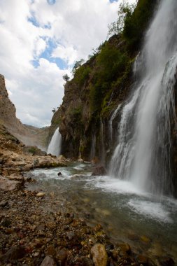 Dünyanın en yüksek ikinci şelalesi olarak bilinen Kapuzba Şelalesi son zamanlarda güzelliği ile araştırılan yerlerden biri olmaya devam ediyor..