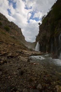 Dünyanın en yüksek ikinci şelalesi olarak bilinen Kapuzba Şelalesi son zamanlarda güzelliği ile araştırılan yerlerden biri olmaya devam ediyor..