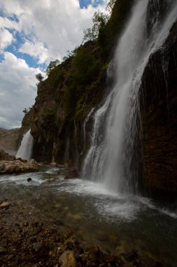 Dünyanın en yüksek ikinci şelalesi olarak bilinen Kapuzba Şelalesi son zamanlarda güzelliği ile araştırılan yerlerden biri olmaya devam ediyor..