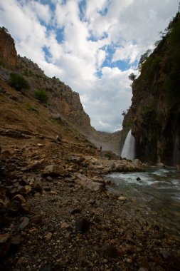 Dünyanın en yüksek ikinci şelalesi olarak bilinen Kapuzba Şelalesi son zamanlarda güzelliği ile araştırılan yerlerden biri olmaya devam ediyor..
