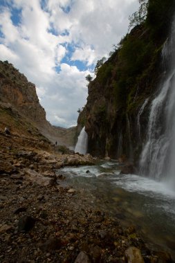 Dünyanın en yüksek ikinci şelalesi olarak bilinen Kapuzba Şelalesi son zamanlarda güzelliği ile araştırılan yerlerden biri olmaya devam ediyor..