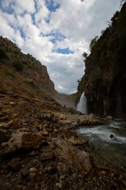 Dünyanın en yüksek ikinci şelalesi olarak bilinen Kapuzba Şelalesi son zamanlarda güzelliği ile araştırılan yerlerden biri olmaya devam ediyor..