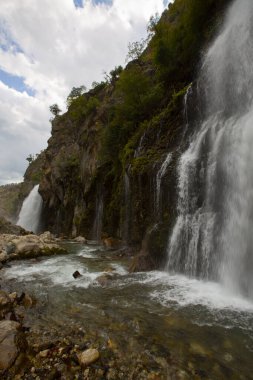 Dünyanın en yüksek ikinci şelalesi olarak bilinen Kapuzba Şelalesi son zamanlarda güzelliği ile araştırılan yerlerden biri olmaya devam ediyor..