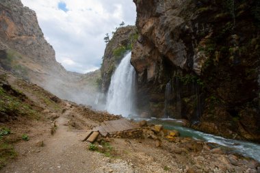 Dünyanın en yüksek ikinci şelalesi olarak bilinen Kapuzba Şelalesi son zamanlarda güzelliği ile araştırılan yerlerden biri olmaya devam ediyor..