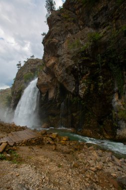Dünyanın en yüksek ikinci şelalesi olarak bilinen Kapuzba Şelalesi son zamanlarda güzelliği ile araştırılan yerlerden biri olmaya devam ediyor..