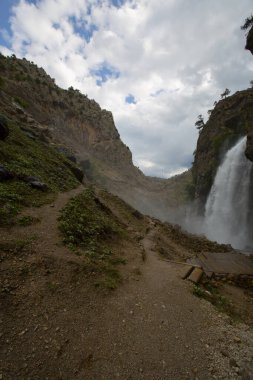 Dünyanın en yüksek ikinci şelalesi olarak bilinen Kapuzba Şelalesi son zamanlarda güzelliği ile araştırılan yerlerden biri olmaya devam ediyor..