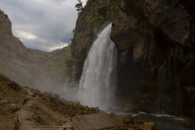 Dünyanın en yüksek ikinci şelalesi olarak bilinen Kapuzba Şelalesi son zamanlarda güzelliği ile araştırılan yerlerden biri olmaya devam ediyor..