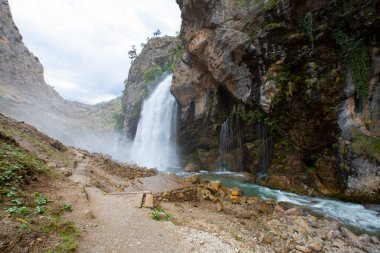 Dünyanın en yüksek ikinci şelalesi olarak bilinen Kapuzba Şelalesi son zamanlarda güzelliği ile araştırılan yerlerden biri olmaya devam ediyor..