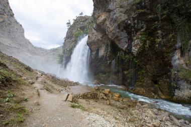 Dünyanın en yüksek ikinci şelalesi olarak bilinen Kapuzba Şelalesi son zamanlarda güzelliği ile araştırılan yerlerden biri olmaya devam ediyor..