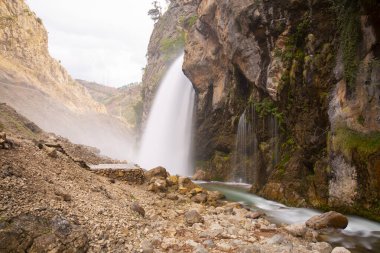 Dünyanın en yüksek ikinci şelalesi olarak bilinen Kapuzba Şelalesi son zamanlarda güzelliği ile araştırılan yerlerden biri olmaya devam ediyor..