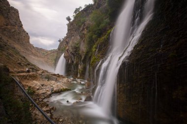 Dünyanın en yüksek ikinci şelalesi olarak bilinen Kapuzba Şelalesi son zamanlarda güzelliği ile araştırılan yerlerden biri olmaya devam ediyor..