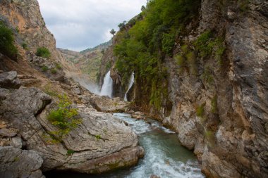 Dünyanın en yüksek ikinci şelalesi olarak bilinen Kapuzba Şelalesi son zamanlarda güzelliği ile araştırılan yerlerden biri olmaya devam ediyor..