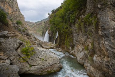 Dünyanın en yüksek ikinci şelalesi olarak bilinen Kapuzba Şelalesi son zamanlarda güzelliği ile araştırılan yerlerden biri olmaya devam ediyor..