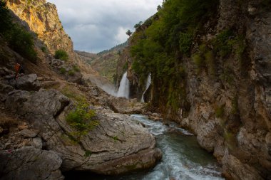 Dünyanın en yüksek ikinci şelalesi olarak bilinen Kapuzba Şelalesi son zamanlarda güzelliği ile araştırılan yerlerden biri olmaya devam ediyor..