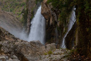 Dünyanın en yüksek ikinci şelalesi olarak bilinen Kapuzba Şelalesi son zamanlarda güzelliği ile araştırılan yerlerden biri olmaya devam ediyor..
