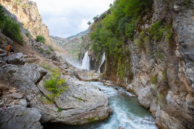 Dünyanın en yüksek ikinci şelalesi olarak bilinen Kapuzba Şelalesi son zamanlarda güzelliği ile araştırılan yerlerden biri olmaya devam ediyor..