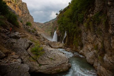 Dünyanın en yüksek ikinci şelalesi olarak bilinen Kapuzba Şelalesi son zamanlarda güzelliği ile araştırılan yerlerden biri olmaya devam ediyor..