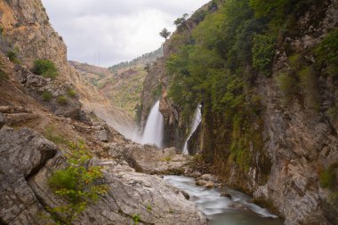 Dünyanın en yüksek ikinci şelalesi olarak bilinen Kapuzba Şelalesi son zamanlarda güzelliği ile araştırılan yerlerden biri olmaya devam ediyor..