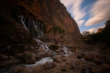 Dünyanın en yüksek ikinci şelalesi olarak bilinen Kapuzba Şelalesi son zamanlarda güzelliği ile araştırılan yerlerden biri olmaya devam ediyor..