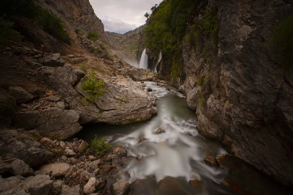 卡普兹巴瀑布是世界上第二高的瀑布 它以其美丽的美感一直是最近研究的地方之一 — 图库照片
