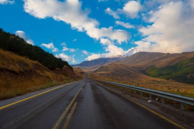 Sultan Bataklığı Koruma Alanı, Kayseri 'nin Merkez Anadolu Bölgesi' nde Develi ve Yeilhisar ilçelerinin sınırları içindedir..