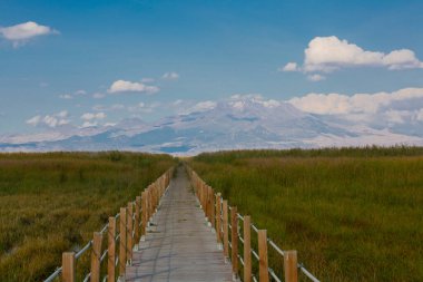 Sultan Bataklıkları, Orta Anadolu Bölgesi Kayseri il sınırları içinde Develi, Yahyal ve Yeilhisar ilçeleri tarafından oluşturulan üçgende yer almaktadır..