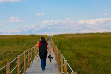 Sultan Bataklıkları, Orta Anadolu Bölgesi Kayseri il sınırları içinde Develi, Yahyal ve Yeilhisar ilçeleri tarafından oluşturulan üçgende yer almaktadır..