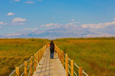 Sultan Bataklıkları, Orta Anadolu Bölgesi Kayseri il sınırları içinde Develi, Yahyal ve Yeilhisar ilçeleri tarafından oluşturulan üçgende yer almaktadır..