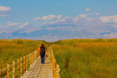Sultan Bataklıkları, Orta Anadolu Bölgesi Kayseri il sınırları içinde Develi, Yahyal ve Yeilhisar ilçeleri tarafından oluşturulan üçgende yer almaktadır..