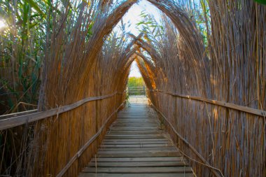Sultan Bataklıkları, Orta Anadolu Bölgesi Kayseri il sınırları içinde Develi, Yahyal ve Yeilhisar ilçeleri tarafından oluşturulan üçgende yer almaktadır..
