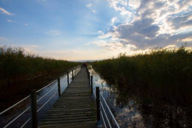 Sultan Bataklıkları, Orta Anadolu Bölgesi Kayseri il sınırları içinde Develi, Yahyal ve Yeilhisar ilçeleri tarafından oluşturulan üçgende yer almaktadır..