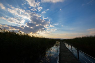 Sultan Bataklıkları, Orta Anadolu Bölgesi Kayseri il sınırları içinde Develi, Yahyal ve Yeilhisar ilçeleri tarafından oluşturulan üçgende yer almaktadır..