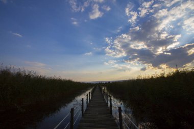 Sultan Bataklıkları, Orta Anadolu Bölgesi Kayseri il sınırları içinde Develi, Yahyal ve Yeilhisar ilçeleri tarafından oluşturulan üçgende yer almaktadır..