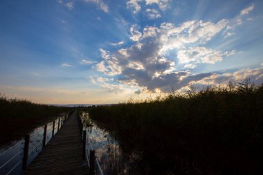 Sultan Bataklıkları, Orta Anadolu Bölgesi Kayseri il sınırları içinde Develi, Yahyal ve Yeilhisar ilçeleri tarafından oluşturulan üçgende yer almaktadır..