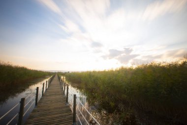 Sultan Bataklıkları, Orta Anadolu Bölgesi Kayseri il sınırları içinde Develi, Yahyal ve Yeilhisar ilçeleri tarafından oluşturulan üçgende yer almaktadır..