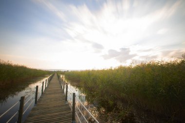 Sultan Bataklıkları, Orta Anadolu Bölgesi Kayseri il sınırları içinde Develi, Yahyal ve Yeilhisar ilçeleri tarafından oluşturulan üçgende yer almaktadır..