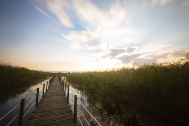 Sultan Bataklıkları, Orta Anadolu Bölgesi Kayseri il sınırları içinde Develi, Yahyal ve Yeilhisar ilçeleri tarafından oluşturulan üçgende yer almaktadır..