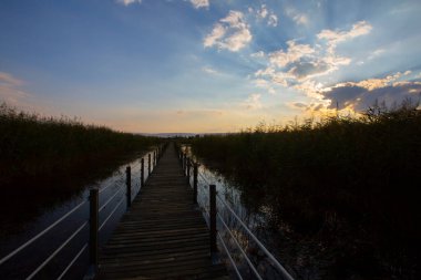 Sultan Bataklıkları, Orta Anadolu Bölgesi Kayseri il sınırları içinde Develi, Yahyal ve Yeilhisar ilçeleri tarafından oluşturulan üçgende yer almaktadır..