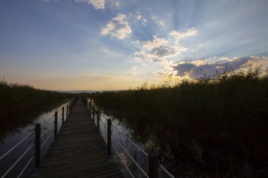 Sultan Bataklıkları, Orta Anadolu Bölgesi Kayseri il sınırları içinde Develi, Yahyal ve Yeilhisar ilçeleri tarafından oluşturulan üçgende yer almaktadır..