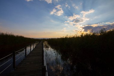 Sultan Bataklıkları, Orta Anadolu Bölgesi Kayseri il sınırları içinde Develi, Yahyal ve Yeilhisar ilçeleri tarafından oluşturulan üçgende yer almaktadır..