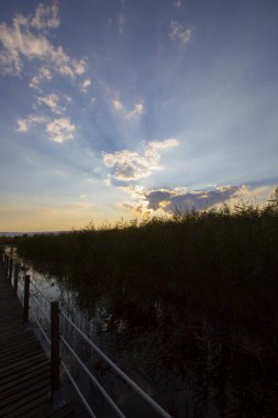 Sultan Bataklıkları, Orta Anadolu Bölgesi Kayseri il sınırları içinde Develi, Yahyal ve Yeilhisar ilçeleri tarafından oluşturulan üçgende yer almaktadır..