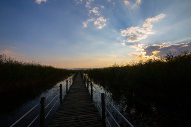 Sultan Bataklıkları, Orta Anadolu Bölgesi Kayseri il sınırları içinde Develi, Yahyal ve Yeilhisar ilçeleri tarafından oluşturulan üçgende yer almaktadır..