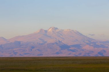 Sultan Bataklıkları, Orta Anadolu Bölgesi Kayseri il sınırları içinde Develi, Yahyal ve Yeilhisar ilçeleri tarafından oluşturulan üçgende yer almaktadır..