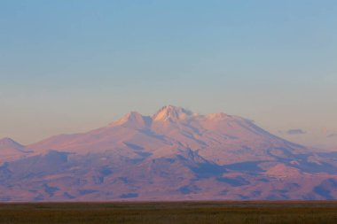 Sultan Bataklıkları, Orta Anadolu Bölgesi Kayseri il sınırları içinde Develi, Yahyal ve Yeilhisar ilçeleri tarafından oluşturulan üçgende yer almaktadır..