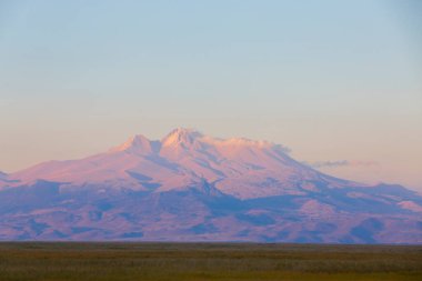 Sultan Bataklıkları, Orta Anadolu Bölgesi Kayseri il sınırları içinde Develi, Yahyal ve Yeilhisar ilçeleri tarafından oluşturulan üçgende yer almaktadır..