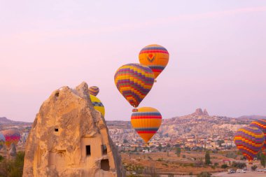 Kapadokya 'daki en popüler etkinliklerden biri sıcak hava balonlu Kapadokya' dır..