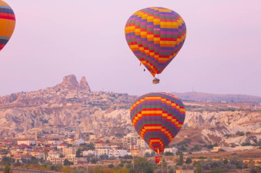 Kapadokya 'daki en popüler etkinliklerden biri sıcak hava balonlu Kapadokya' dır..