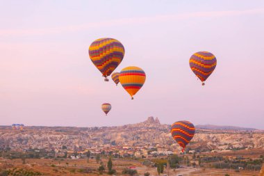 Kapadokya 'daki en popüler etkinliklerden biri sıcak hava balonlu Kapadokya' dır..