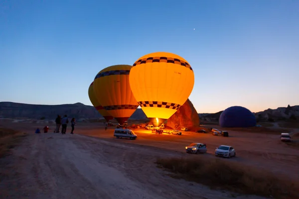 在Cappadocia最受欢迎的活动之一是使用热气球的Cappadocia — 图库照片